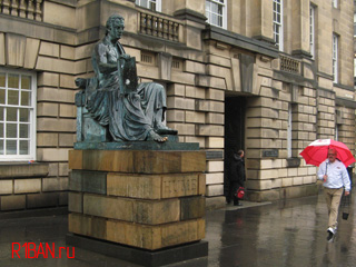 Статуя у High Court
