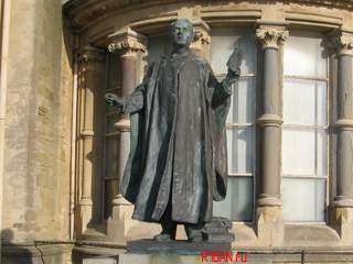 Статуя перед Аберистуитским университетом